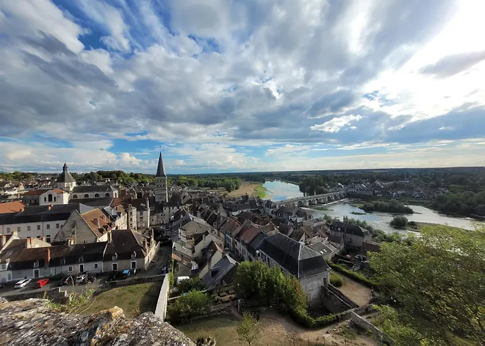 La Cour du Château La Charité-sur-Loire