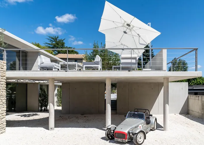 Le Pavillon M, Piscine et Spa au pied du château, Petit-Déjeuner inclus, Parking privé Grignan